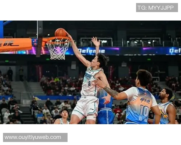 杨瀚森连续三场未能上场比赛仍在替补席上等待机会